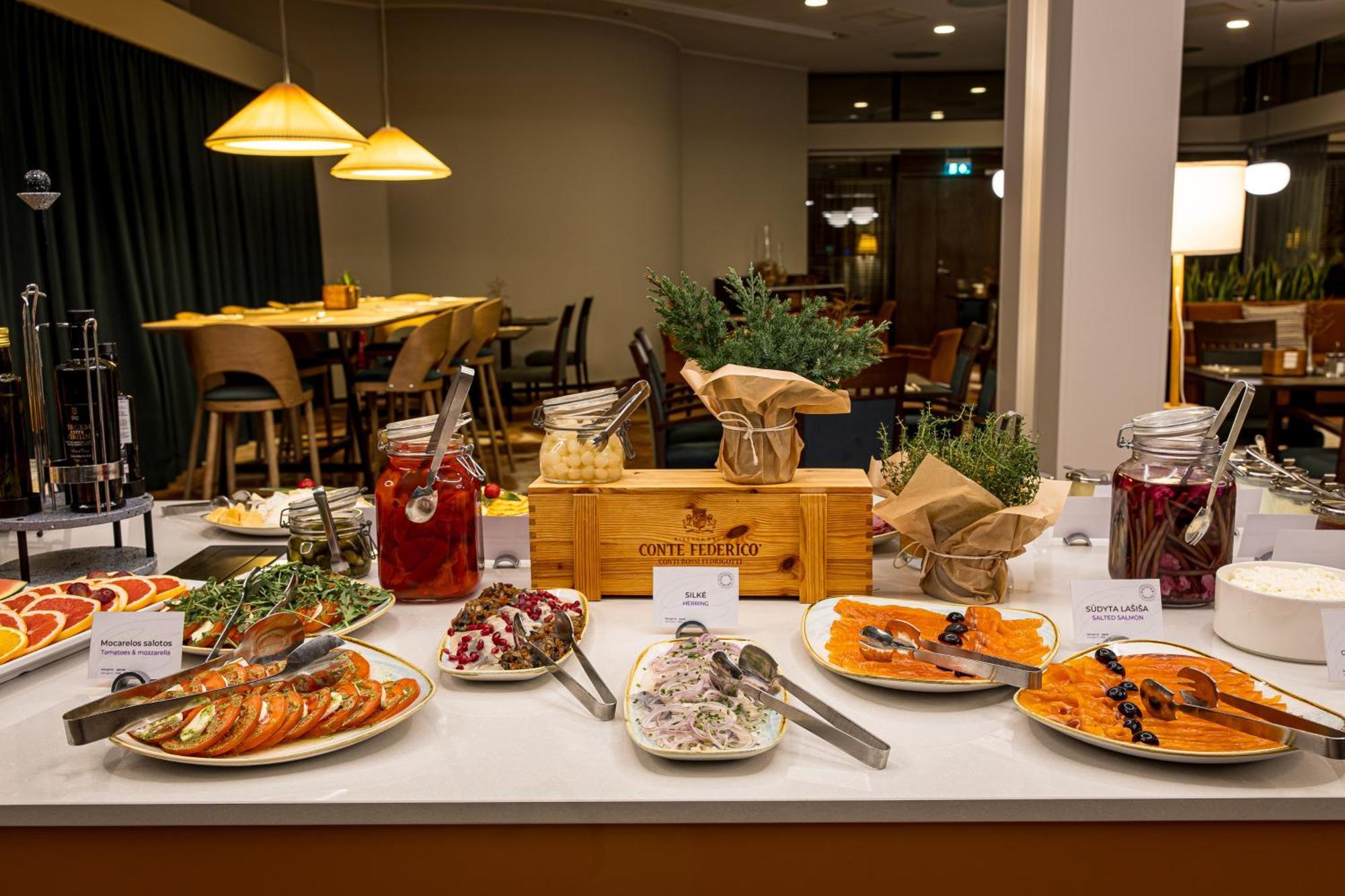 Mercure Palanga Vanagupe Resort & Spa מראה חיצוני תמונה A buffet at a hotel